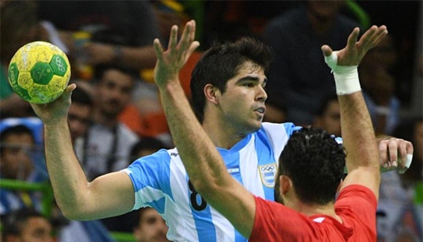 Argentina\'s Pablo Simonet (left) vies with a Tunisian player during the handball preliminaries
