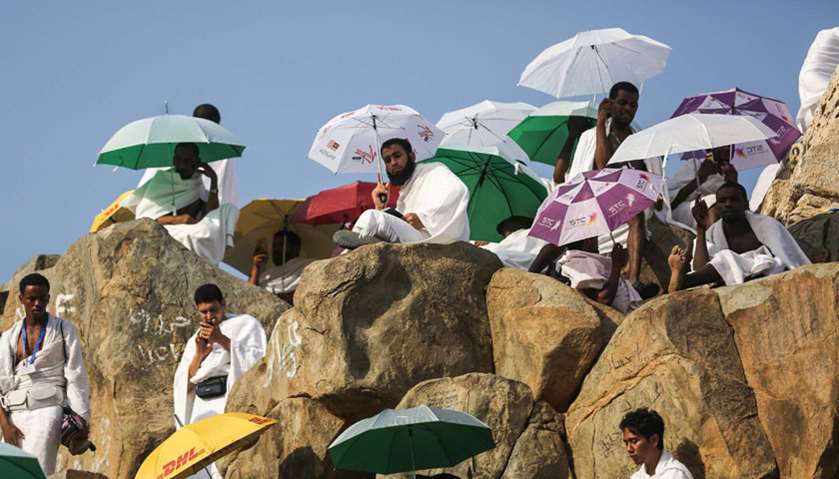 Pilgrims ascend the plain of Arafat
