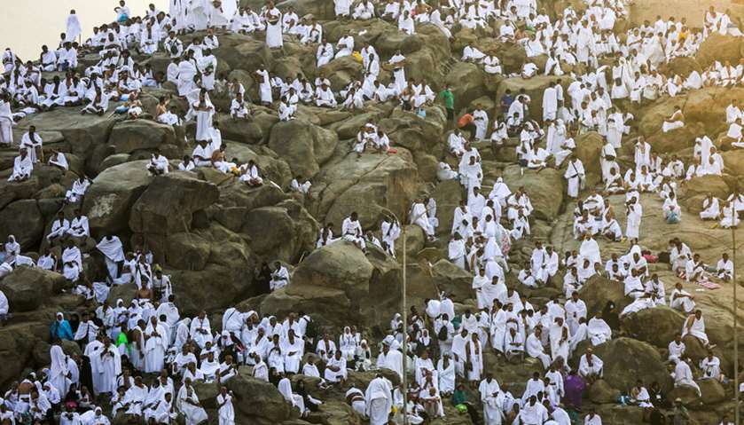 Pilgrims ascend the plain of Arafat