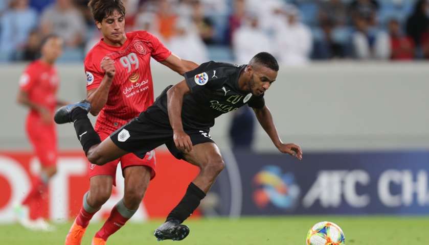 Duhail\'s forward Mohanad Ali (L) vies for the ball with Sadd\'s midfielder Salem Al-Hajri