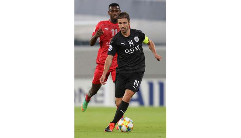 Sadd\'s midfielder Gabi runs with the ball as he is marked by Duhail\'s forward Mohammed Muntari (L) 
