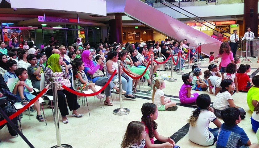 Children were so excited to watch the show that they didn\'t mind even sitting on the floor