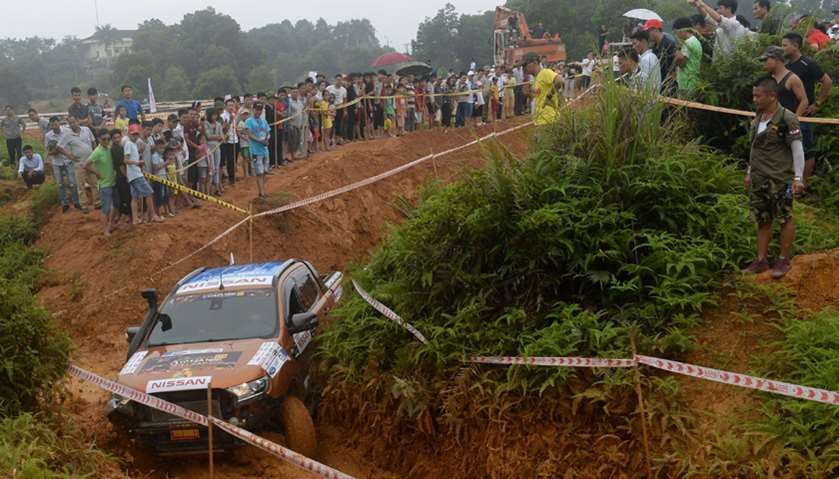 Spectators watching the Vietnam Offroad 2017 race on the outskirts of Hanoi.