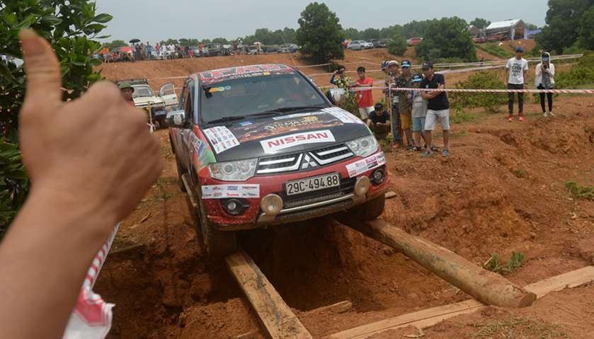 Improvised bridge being constructed to help transport a vehicle during the Vietnam Offroad 2017 race