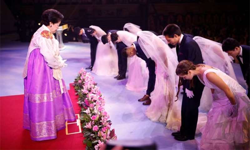 Newlywed couples bow to Han Hak-ja, widow of Evangelist Reverend Moon Sun-myung