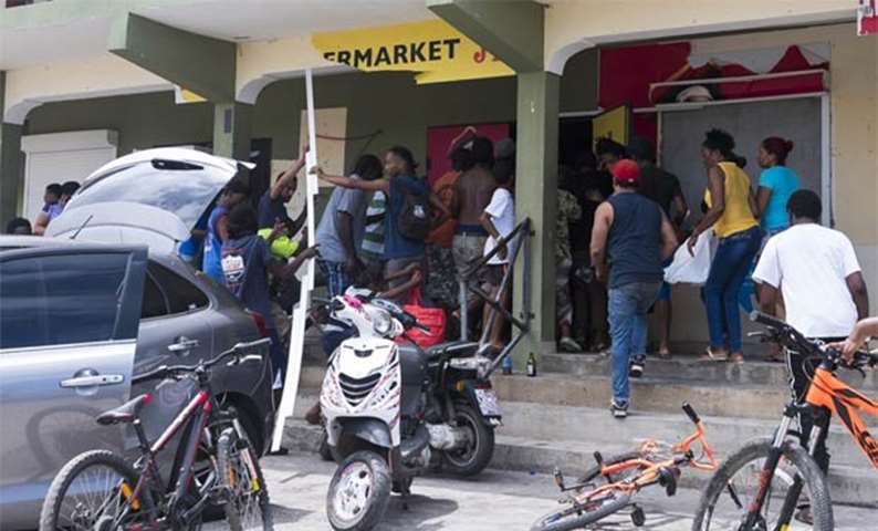 People loot a store in Quartier-d\'Orleans on the French Carribean island of Saint Martin