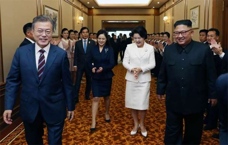 Kim Jong Un guides Moon Jae-in and his wife as they arrive at Baekhwawon State Guesthouse