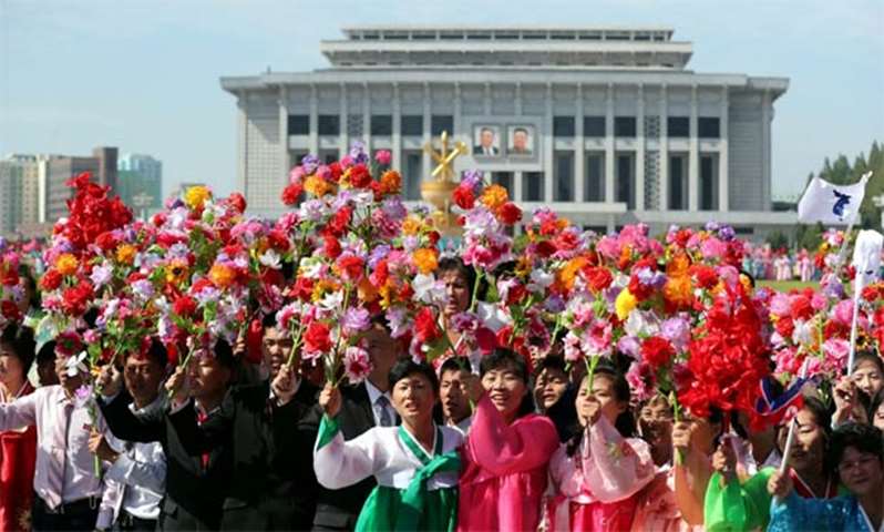 North Koreans line up to welcome the South Korean president during a car parade in Pyongyang