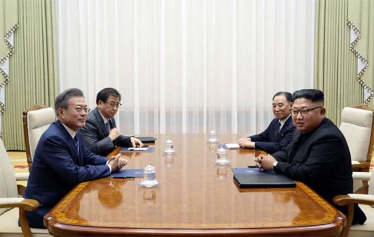 South Korean President Moon Jae-in and North Korean leader Kim Jong Un attend their meeting