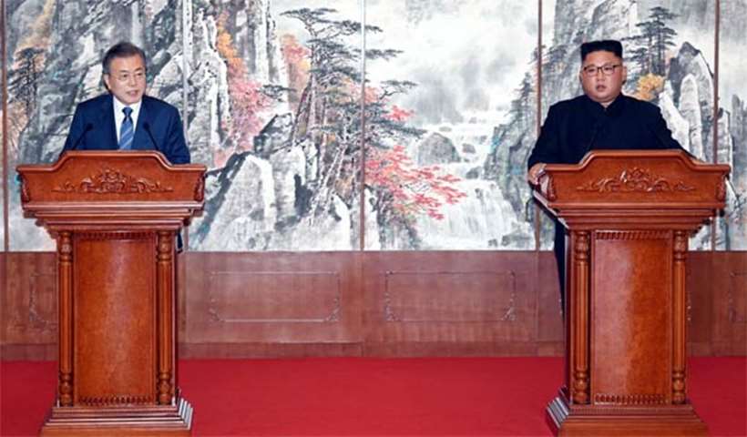 Moon Jae-in and Kim Jong Un attend a joint news conference in Pyongyang