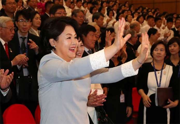 First Lady Kim Jung-sook visits Mangyongdae Children\'s Palace in Pyongyang