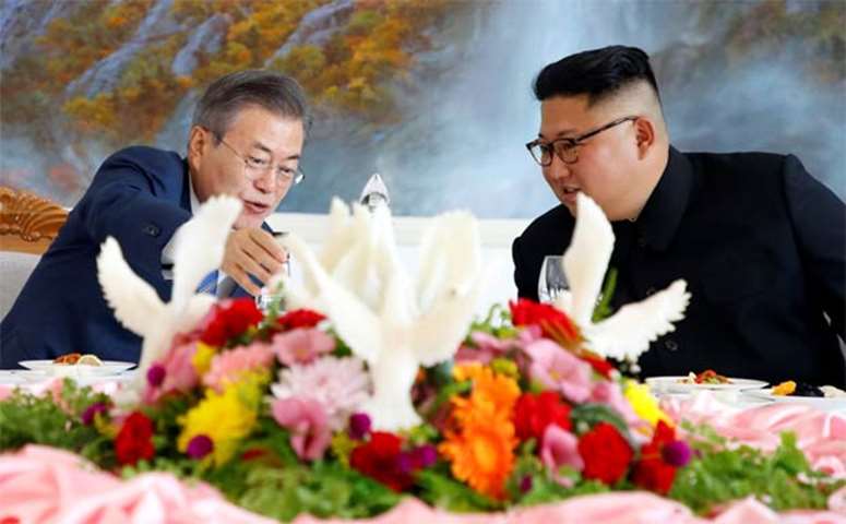 South Korean President Moon Jae-in and North Korean leader Kim Jong Un attend a luncheon