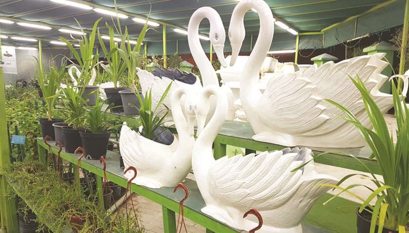 Swan-inspired pots for home gardens