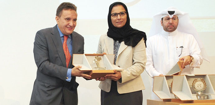 Prof Sheikha al-Misnad presents an award..