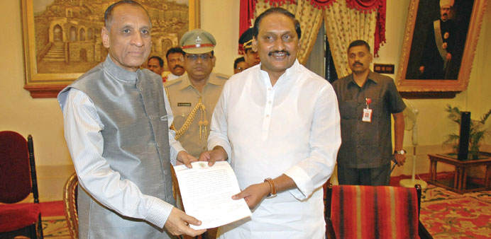 Kiran Kumar Reddy submits his resignation letter to Governor E S L Narasimhan at Raj Bhavan in Hyderabad yesterday.