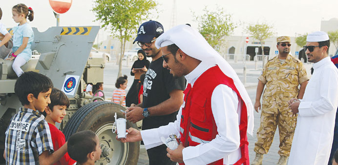 Children receive Iftar meals from QRC volunteers.