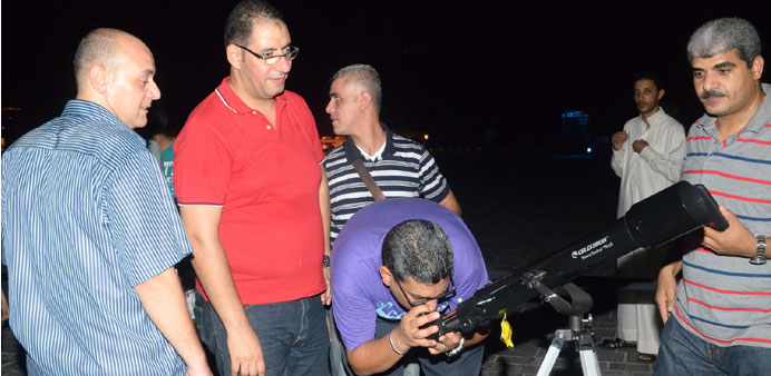 Qualified specialists help visitors enjoy the telescope show.