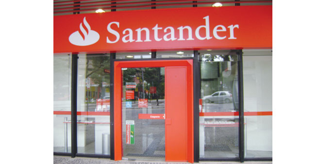 Santander shares yesterday lost 0.65% to close at  u20ac7.7000 after the bank said its president Emilio Botin had died from a heart attack.