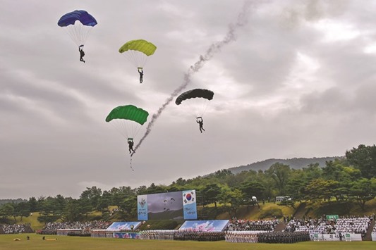 South Korean paratroopers perform a formation jump during a commemoration event yesterday marking Armed Forces Day at the Gyeryongdae military headquarters in South Chungcheong province.