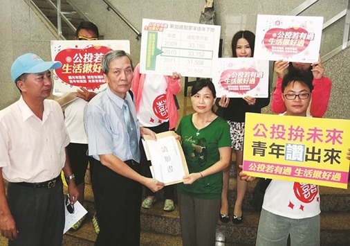 Supporters of the Penghu Internationalisation Promotion Alliance display placards calling on the public to support the casino referendum in Penghu.