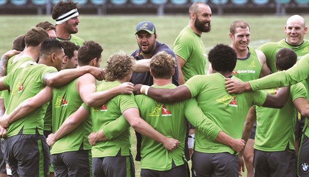 Australia coach Michael Cheika (centre) speaks to his players during a training session yesterday, as the Wallabies look to halt the New Zealand All Blacksu2019 world-record bid in Auckland. (AFP)