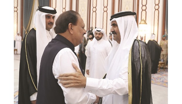 Pakistanu2019s President Mamnoon Hussain meeting HH the Emir and HH the Father Emir to convey his condolences.