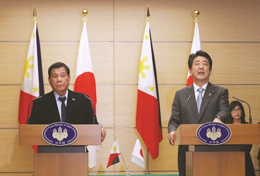 Philippine President Rodrigo Duterte and Japanu2019s Prime Minister Shinzo Abe attend a joint press conference at the prime ministeru2019s office in Tokyo yesterday.