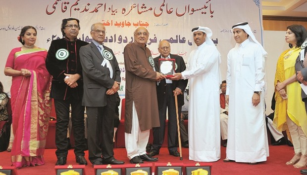 Amjad Islam Amjad receiving his award.