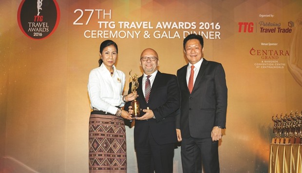 Qatar Airways senior vice-president (Asia Pacific) Marwan Koleilat (middle) receiving the award on behalf of the airline.