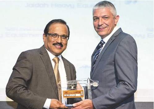 Arabian MEP chief executive officer Vasanth Kumar receiving the award from James Elliot of Jaidah Group.