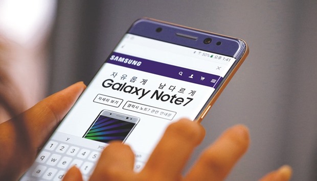 A visitor tries out a Samsung Electronicsu2019 Galaxy Note 7 at companyu2019s headquarters in Seoul. The worldu2019s biggest smartphone maker said in a brief filing yesterday its operating profit for July-September was likely 7.8tn won ($7bn), compared with the 7.4tn won tipped by a analystsu2019 forecasts.