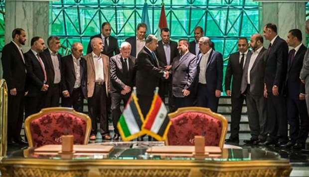 Hamas's new deputy leader Salah al-Aruri shakes hands with Khaled Fawzi, the head of the Egyptian Intelligence services, after the signing of a reconciliation deal between the Hamas and Fatah in Cairo on Thursday.