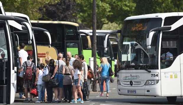 Passengers reported thefts on the bus trip between Paris and Beauvais airport.