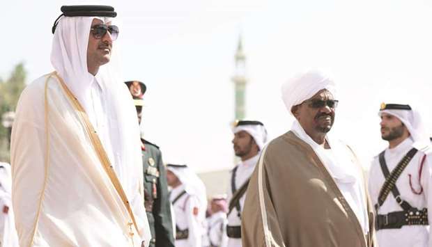 His Highness the Emir Sheikh Tamim bin Hamad al-Thani and Sudanese President Omar Hassan al-Bashir at the official reception ceremony at the Emir Diwan yesterday.