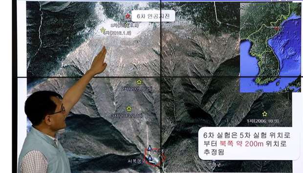 A South Korean scientist shows seismic waves taking place in North Korea on a screen at the Korea Meteorological Administration center on September 3, 2017 in Seoul.