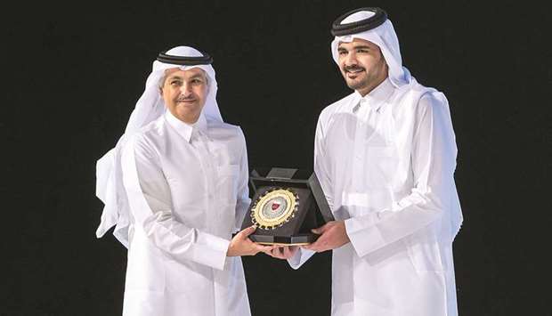 Ooredoo Group CEO Sheikh Saud bin Nasser al-Thani receives the award from QOC president Sheikh Joaan bin Hamad bin Khalifa al-Thani during the event.
