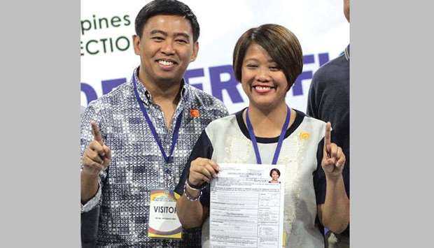 Senator Maria Lourdes u2018Nancyu2019 Binay files her certificate of candidacy for her re-election bid at the Commission on Elections headquarters in Manila yesterday, accompanied by her younger brother, former Makati mayor Jejomar Erwin u2018Junjunu2019 Binay.