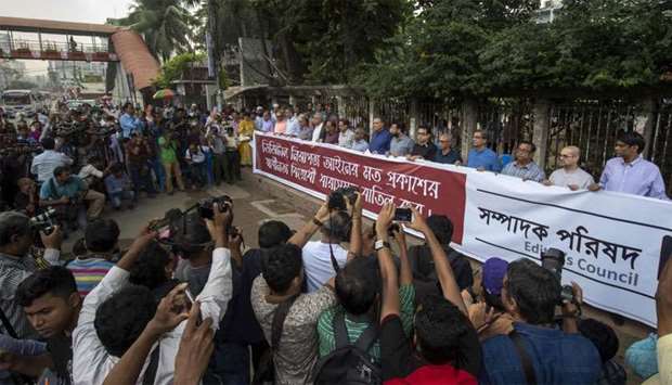 Members of the Newspaper Editors' Council of Bangladesh form a human chain in front of National Press Club demanding an amendment to the newly enacted digital law