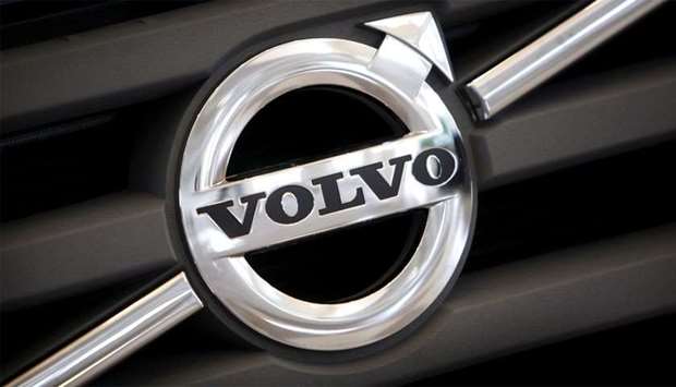 Logo of Volvo on the front grill of a Volvo vehicle