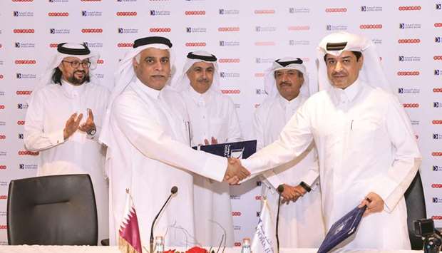 Ooredoo COO Yousuf Abdulla al-Kubaisi and Doha Bank managing director Sheikh Abdul Rahman bin Mohamed bin Jabor al-Thani shake hands after signing agreement. Looking on are Sheikh Saud bin Nasser al-Thani, chief executive officer of Ooredoo Group and Waleed al-Sayed, deputy CEO of Ooredoo Group and CEO of Ooredoo Qatar.