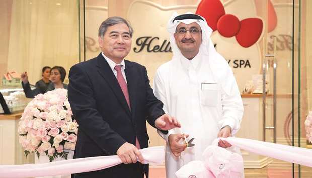 Bader Abdullah al-Darwish and Seiichi Otsuka at the ribbon-cutting ceremony.