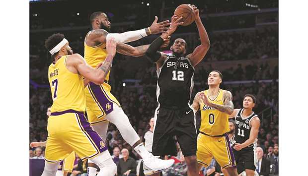LaMarcus Aldridge of the San Antonio Spurs grabs a rebound from LeBron James of Los Angeles Lakers during their NBA game at Staples Center in Los Angeles, California. (Getty Images/AFP)