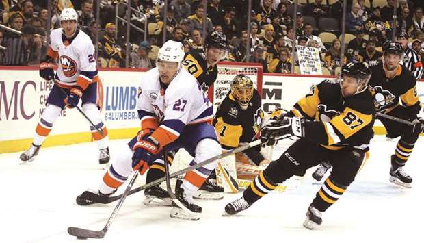 New York Islandersu2019 Anders Lee (left) handles the puck as Pittsburgh Penguinsu2019 Sidney Crosby defends. (USA TODAY Sports)