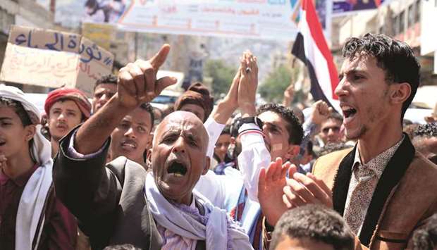 People demonstrate to denounce the deterioration of Yemenu2019s economy and the devaluation of the local currency in Taiz, yesterday.