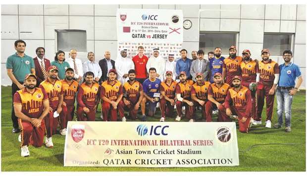 Qatar team with QCA president Yousuf Jeham al-Kuwari and other officials.