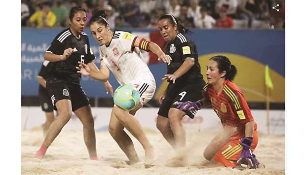 Action from the Mexico vs Spain beach soccer match in the ANOC World Beach Games yesterday. At bottom, a glimpse from the Russia vs USA game.
