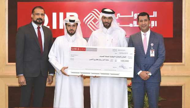 Al-Meer (second left) hands over the winneru2019s cheque to al-Khayareen in the presence of Visa Qatar and QIIB executives.