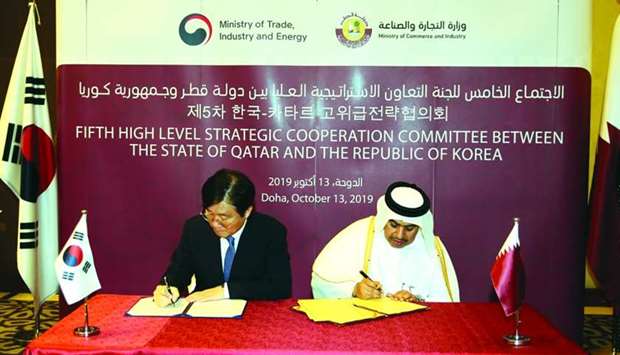 HE the Minister of Commerce and Industry Ali bin Ahmed al-Kuwari and South Koreau2019s Minister of Trade, Industry and Energy Sung Yun-mo signing the minutes of the meeting Sunday in Doha.