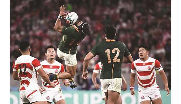 South Africau2019s wing Cheslin Kolbe (left) jumps for the ball during their quarter-final match against Japan at the Tokyo Stadium in Tokyo, Japan, yesterday. (AFP)