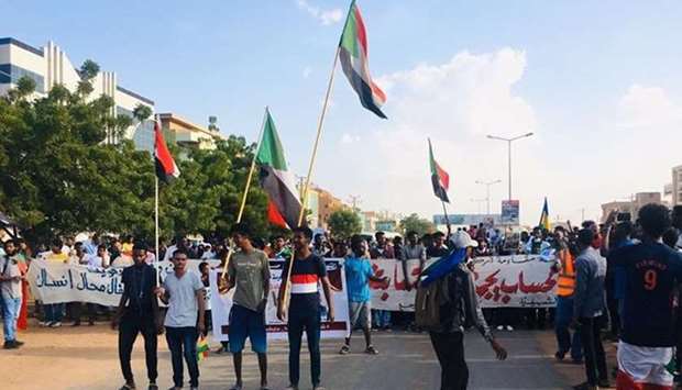 Thousands of Sudanese call for dissolving Bashir's party